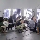 Somatische Übungen in den Ausstellungen mit Theresa Rigou und Alvin Collantes, 2025.