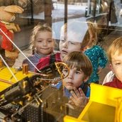 Kinder vor einer Vitrine