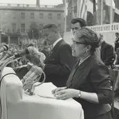 Eslanda Goode Robeson spricht auf der Großkundgebung zum „Internationalen Gedenktag für die Opfer des faschistischen Terrors und zum Kampftag gegen Faschismus und imperialistischen Krieg“ auf dem Bebelplatz in Berlin/DDR, 13. September 1959