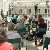 Gespräch auf der Terrasse