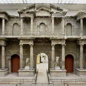 Markttor von Milet. Erbaut um 100 n. Chr., ausgegraben 1903-1905, im Pergamonmuseum rekonstruiert 1928-1929.