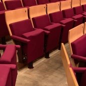 Stuhlreihen im Konzertsaal des Musikinstrumenten-Museum