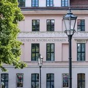 Nahaufnahme des Museum Knoblauchhaus, im Vordergrund Straßenlaternen