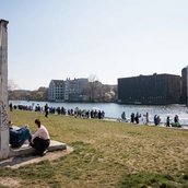 Menschen setzen sich fürs Wasser ein – hier bei der WasserZeichen–Demo an der Spree im März 2025 Menschen setzen sich fürs Wasser ein – hier bei der WasserZeichen–Demo an der Spree im März 2025