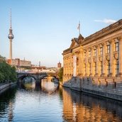 Bode-Museum vor Fernsehturm und Rotem Rathaus