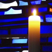 Eine brennende Kerze