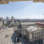 Blick vom Französischen Dom auf den deutschen Dom und das Konzerthaus am Gendarmenmarkt