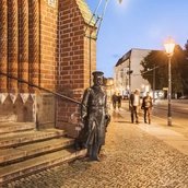 Platz vor dem Rathaus Köpenick mit der Skulptur "Der Hauptmann von Köpenick"