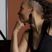 Jocelyn B. Smith am Klavier