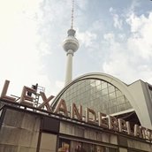 S-Bahnhof Alexanderplatz mit Fernsehturm im Hintergrund