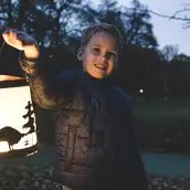 Kind mit einer Laterne