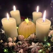 Adventskranz mit brennenden Kerzen