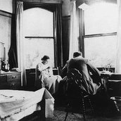 Sabine und Gerhard Leibholz nach ihrer Emigration in einer Pension in London, Forest-Hill