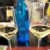 Zwei gefüllte Sektgläser