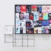 Kleines Foyer mit Spur: Veranstaltungsplakate Palast der Republik