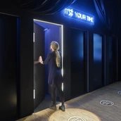 Besucherin in der Sonderausstellung "un_endlich", Akt 3 Tod - Der finale Moment. Gibt es ein Licht am Ende des Tunnels?
