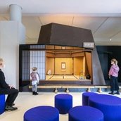 Besucher vor dem Teehaus im Modul Kunst und Kult. Sakrale Kunst in China und Japan des Museums für Asiatische Kunst im Humboldt Forum