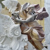 Rechter Genius vom Portal II im Großen Schlosshof (Eosanderhof)