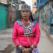 Porträt Olinda Silvano, amazonische Künstlerin aus der Gemeinschaft der Shipibo-Conibo