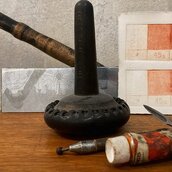 Werkzeuge und Material für Radierung: Aquatinta-Skala, Farbe, Nadel, Tampon und Zinkplatte