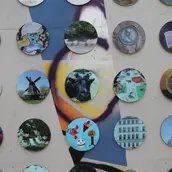 Bunte Bilder auf einer Wand