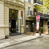 Theater ohne Namen von außen im Sommer