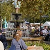 Gäste rund um den Wappenbrunnen am Ludwig-Beck-Platz