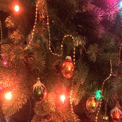 Weihnachtsbaum mit bunten Kugeln und Lichtern