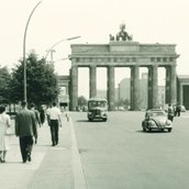 Historische Straßenszene vor dem Brandenburger Tor
