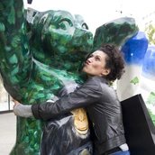 Buddy Bear wird von Frau umarmt