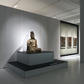 Bodhisattva Avalokiteshvara in Wasser-Mond-Pose (China, Song Dynastie, 960 – 1279) im Modul „Kunst und Kult. Sakrale Kunst in China und Japan“ des Museums für Asiatische Kunst im Humboldt Forum