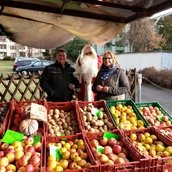 Der Weihnachtsmann auf Neuköllner Wochenmärkten