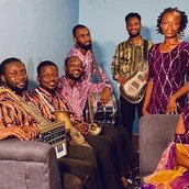 Die ghanaische Musikerin Florence Adooni mit Band