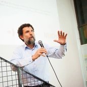 Porträt des Kulturförderers und Aktivisten Osman Kavala
