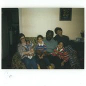 Eltern mit vier Kindern auf einem Sofa