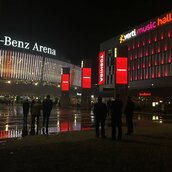 Mercedes Benz Arena + VERTI HALL am Abend