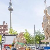 Anlieferung der Balustradenfiguren an der Nordseite des Humboldt Forums