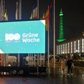 100 Jahre Grüne Woche, Display vor Messegebäude
