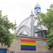 U-Bahn-Station Nollendorfplatz mit Regenbogenflagge