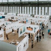 POSITIIONS Art Fair 21, Blick aus Vogelperspektive auf Ausstellungshalle