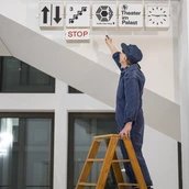 Darstellerin des Theaterstücks "Bau auf! Bau ab!" als Hausmeisterin im Palast der Republik