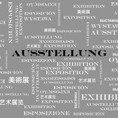 Ausstellung - Schriftzug in mehreren Sprachen