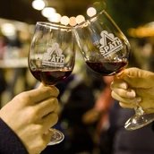 Weingläser mit Späth-Logo und Rotwein beim Anstoßen