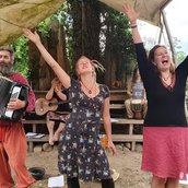 Singekreis mit Lydia Kloy und Begleitung