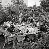 Lorenz Kienzle, Letzte Versammlung der Kleingärtner:Innen der Gartenkolonie »Block 4 « am 3.10.2023, vor ihrem erzwungenen Auszug am 30.11.2023, 2023, Silbergelatinepapier