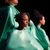 Die Performance "to build to bury to remember" von Sarah Ama Duah, 2023