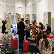 Teilnehmer*innen des Workshops "Sticken und Schwätzen" im Ethnologischen Museum des Humboldt Forums