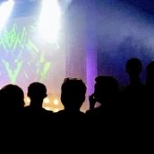 Menschen vor der Bühne