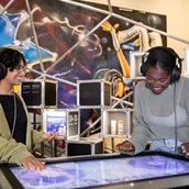 Jugendliche probieren das DJ Pult im Raum "Vergnügen" aus