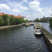 Blick von der Mühlendammbrücke auf Schiffe vor der Mühlendammschleuse